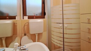 A bathroom with a sink, toilet, and shower. - Studio Nina Apartment (Novigrad)
