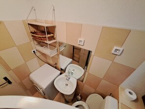Studio | Bathroom