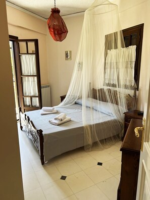 4 bedrooms, desk, iron/ironing board, free WiFi