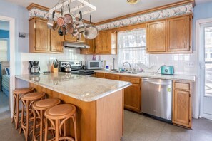 ثلاجة�، ميكروويف، فرن، موقد طهي مسطح