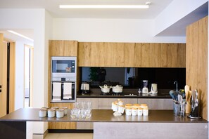 Dining tables - Beautiful 2 bedroom with a pool, Kilimani, Nairobi (Nairobi)