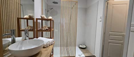 Baignoire, articles de toilette (gratuits), séchoir à cheveux