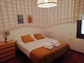 6 chambres, bureau, fer et planche Ă repasser, lit parapluie