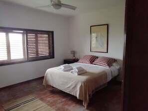 6 bedrooms, desk, iron/ironing board, travel cot