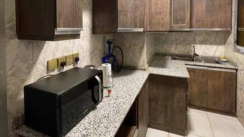 Réfrigérateur, micro-ondes, four, cafetiÚre/bouilloire