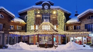A building with a clock and a sign that reads "Val d'Allos". - STUDIO CENTER RESORT LA FOUX D'ALLOS SLEEPS 4 MOUNTAIN CHALET ATMOSPHERE (La Foux d’Allos)