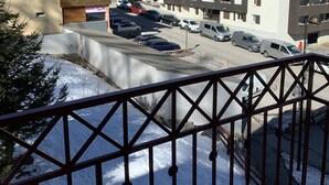 A view of a hotel with multiple floors, a parking area, and a mountain backdrop. - STUDIO CENTER RESORT LA FOUX D'ALLOS SLEEPS 4 MOUNTAIN CHALET ATMOSPHERE (La Foux d’Allos)