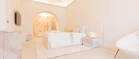 2 bedrooms, desk, iron/ironing board, travel crib