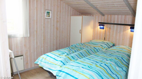 3 bedrooms, travel cot