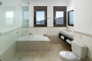Duschwanne, Haartrockner, Handtücher, Toilettenpapier