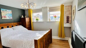 1 bedroom, iron/ironing board, WiFi (free), bed sheets - Swordfish Cottage **Next to the Harbour** (Whitby)