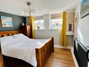 1 bedroom, iron/ironing board, travel cot, free WiFi - Swordfish Cottage **Next to the Harbour** (Whitby)