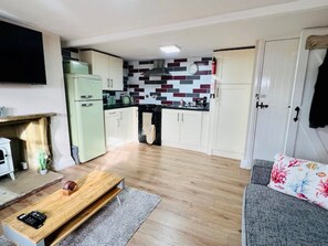 Smart TV, Netflix, books, streaming services - Swordfish Cottage **Next to the Harbour** (Whitby)