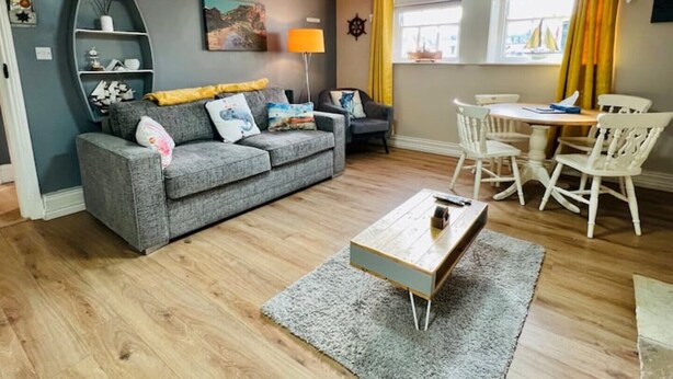 Smart TV, Netflix, books, streaming services - Swordfish Cottage **Next to the Harbour** (Whitby)