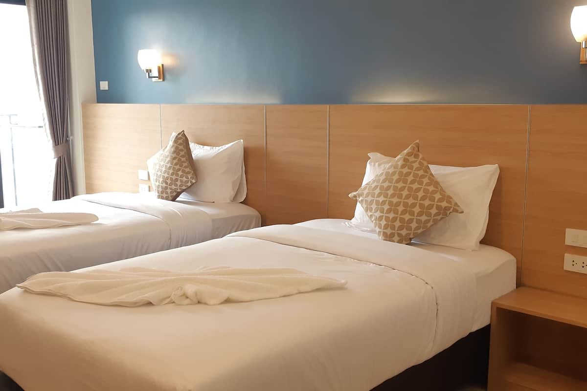 Camera Deluxe con 2 letti singoli, 2 camere da letto | Una scrivania, tende oscuranti, Wi-Fi gratuito, lenzuola