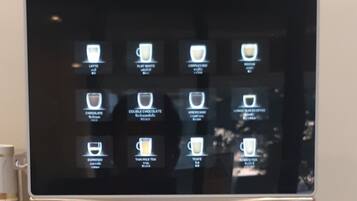 Máquina de café Nescafe com visor digital e diversas opções de café.