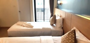 Desk, blackout drapes, free WiFi, bed sheets - Ceniq Hotel (Lampang)