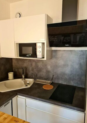 Réfrigérateur, micro-ondes, plaque de cuisson, cafetière/bouilloire