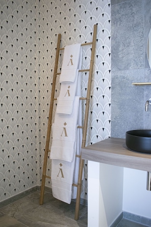 Deluxe Suite | Bathroom | Shower, hair dryer, bidet, towels