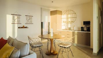 Suite Deluxe | 1 habitación, edredón, camas con efecto memoria y minibar