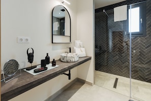 Suite familiale | Salle de bain | Douche, séchoir à cheveux, peignoirs, bidet