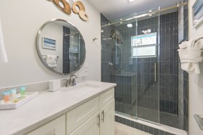 Douche, sĂšche-cheveux, serviettes fournies, papier toilette