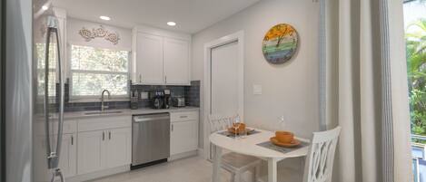 Refrigerador, horno, parrilla de estufa y lavavajillas