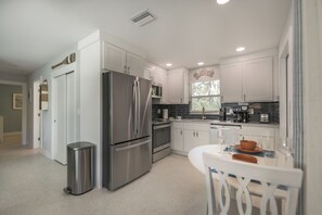 Refrigerador, horno, placa de cocina, lavavajillas