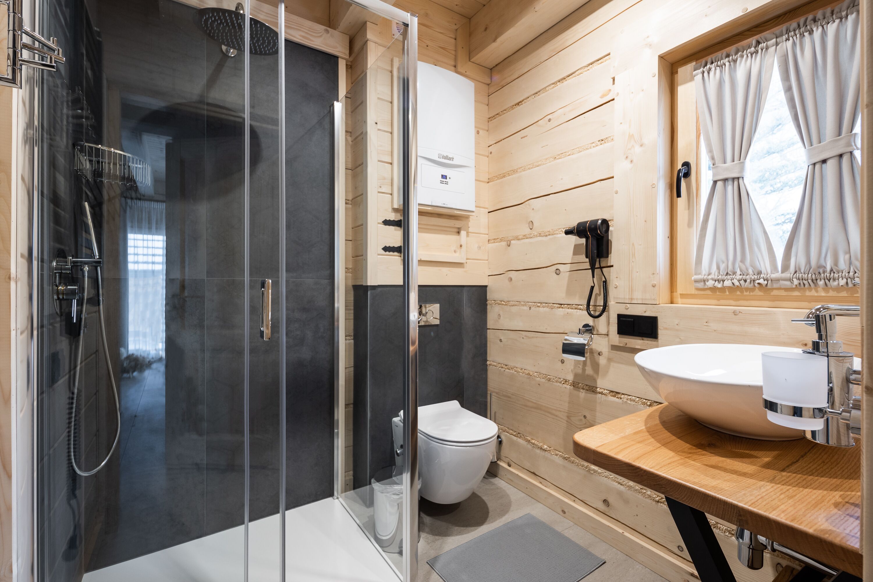 Nhà gỗ Superior | Phòng tắm | Buồng tắm vòi sen, chậu vệ sinh/vòi rửa, khăn tắm 