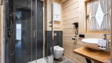 Xalet superior | Bany | Dutxa, bidet i tovalloles