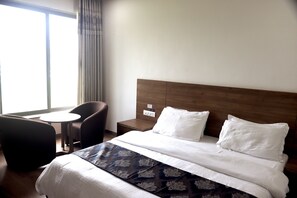 Standard King Room | Blackout drapes, soundproofing, free WiFi
