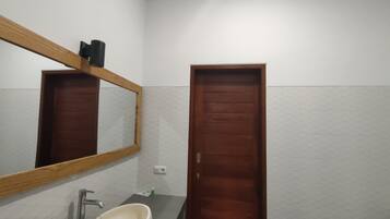 Artículos de tocador gratuitos, secador de pelo, toallas