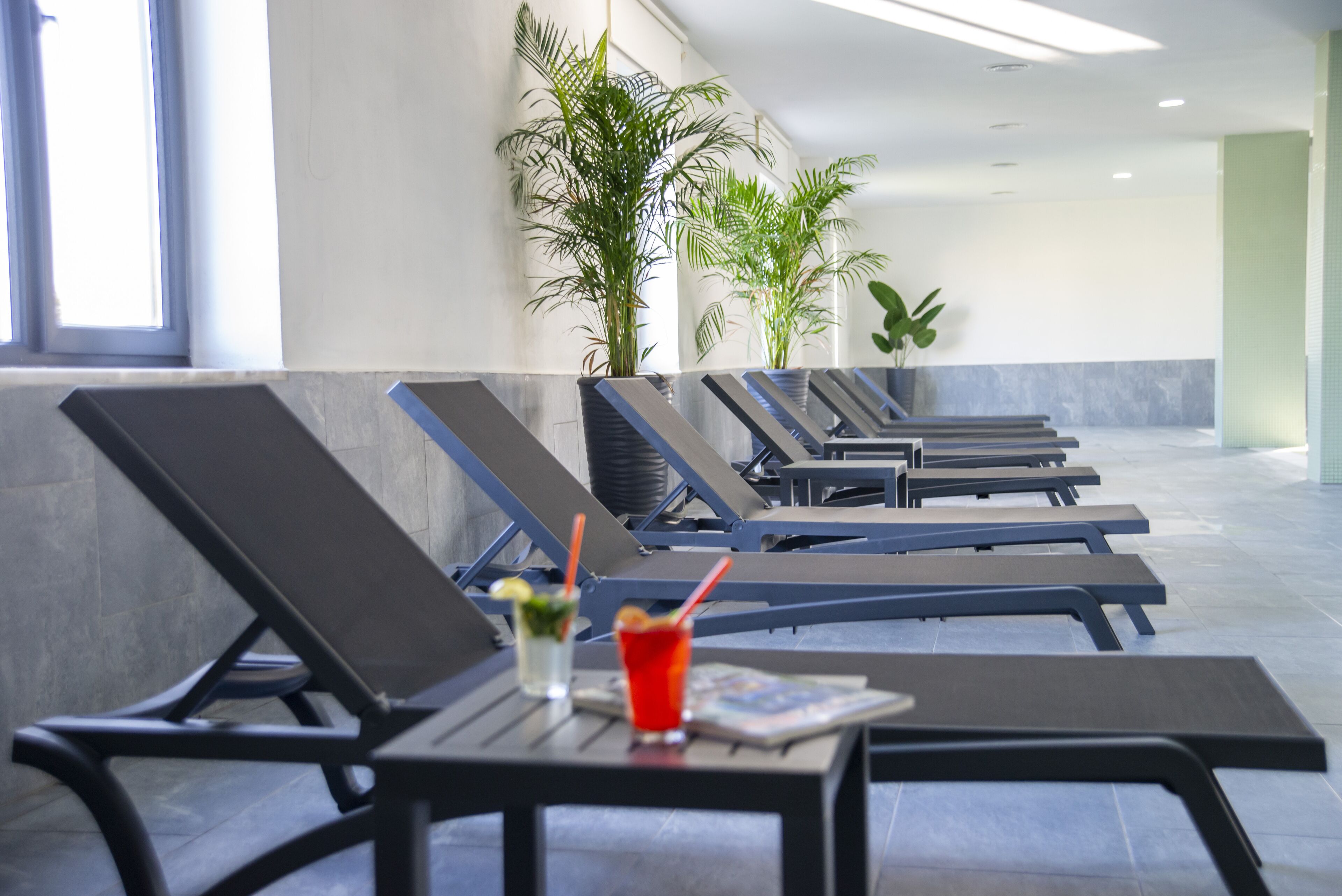 Indoor pool, sun loungers