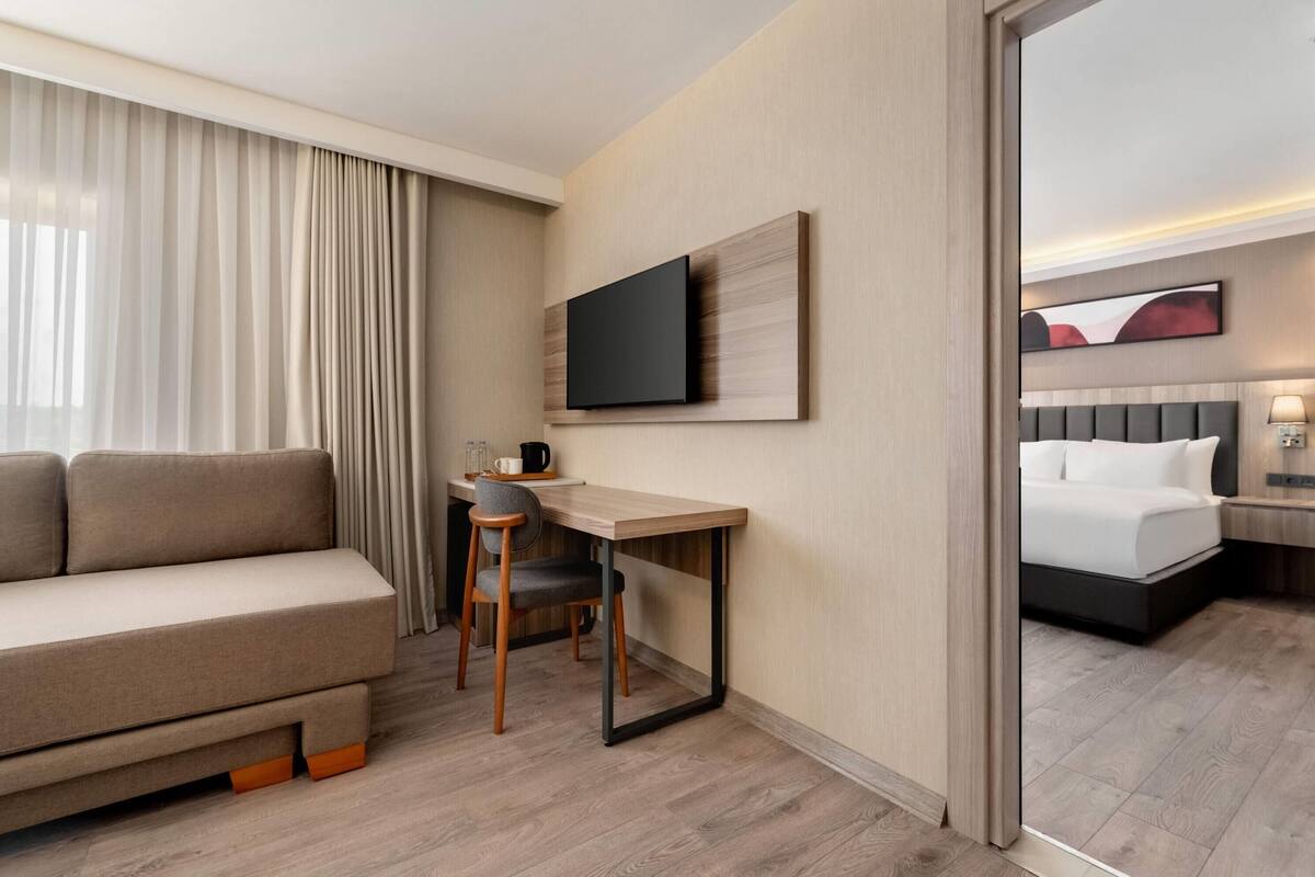 Familierom, 1 soverom, ikke-røyk (1 King Bed & 1 Sofa Bed) | Sengetøy i egyptisk bomull, sengetøy av topp kvalitet og minibar