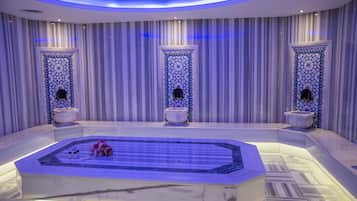 Een sauna, een stoombad, hotstone-massages, diepe bindweefselmassages