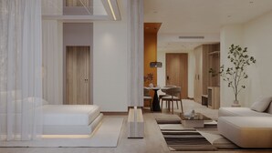Una sala moderna con un sofá, una mesa de centro y un comedor con sillas y una mesa.
