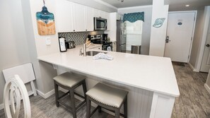 Een koelkast, een magnetron, een oven, een kookplaat