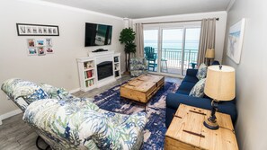 Een smart-tv, een open haard, een kantoor en een printer