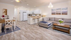 Un appartement moderne comprenant un coin repas, une kitchenette, un salon et un ventilateur de plafond.