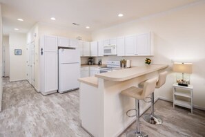 Frigorifero, microonde, forno, piano cottura