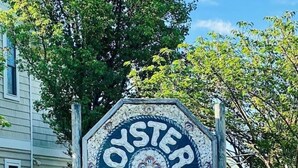 Un panneau en forme d’octogone décoratif portant l’inscription « Oyster Bay ».