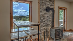 Lobby sitting area - Toccoa Overlook by Escape to Blue Ridge (Blue Ridge)