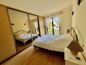 3 bedrooms, desk, iron/ironing board, free WiFi