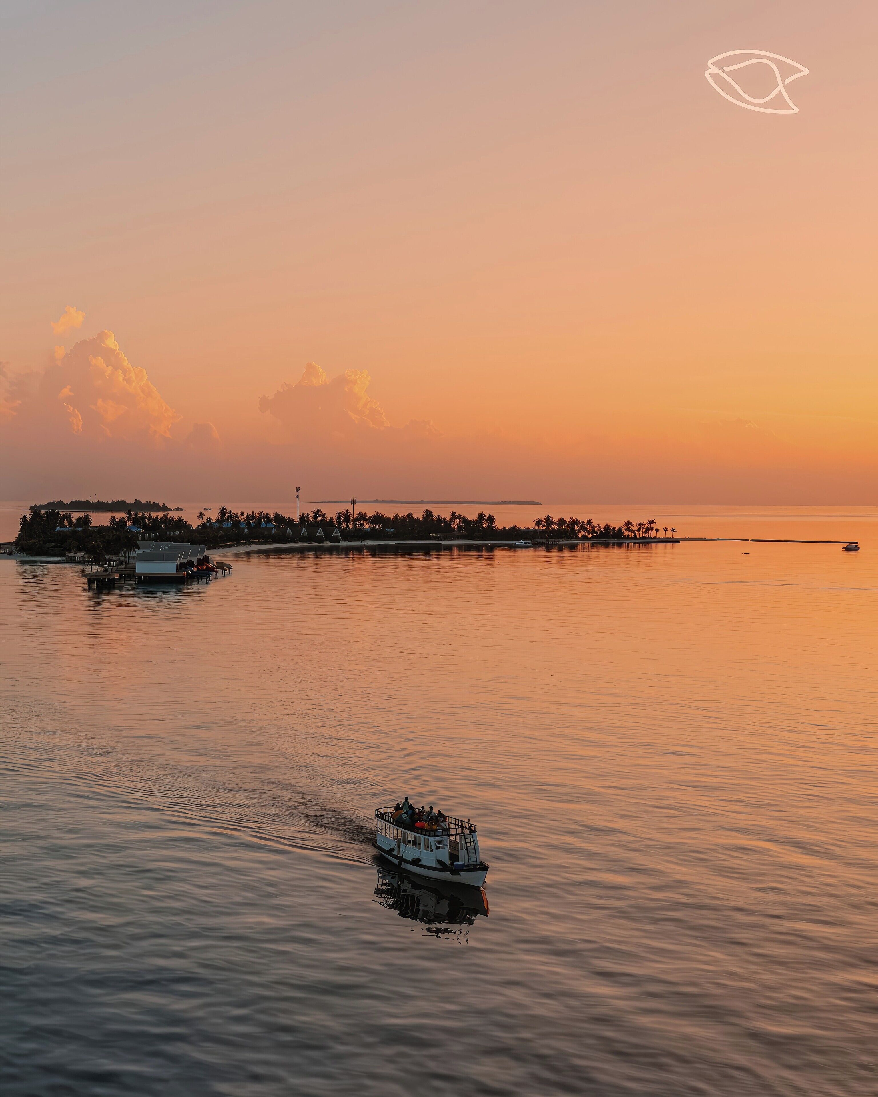 Un bote navegando sobre aguas tranquilas al atardecer.