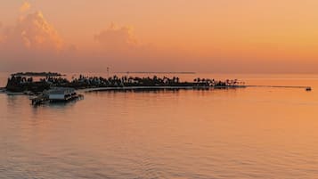 Un bote navegando sobre aguas tranquilas al atardecer.