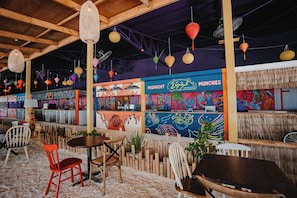 2 restaurantes, se sirve desayuno