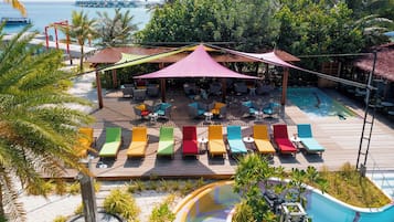 2 hồ bơi ngoài trời, mở cửa từ 10:00 đến 19:00, lều miễn phí
