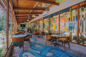 2 bares/lounges, 2 bares molhados, 2 bares ao lado da piscina