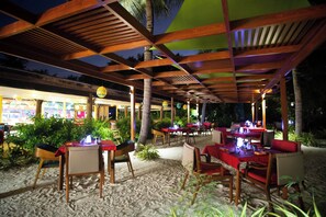 2 restaurants, breakfast served - Oaga Art Resort (Maaranfushi)