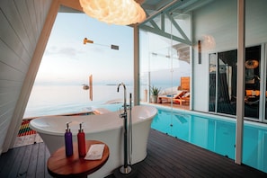 Odi Water Villa with Private Pool | Badkamer | Designer toiletartikelen, een haardroger, badjassen, pantoffels